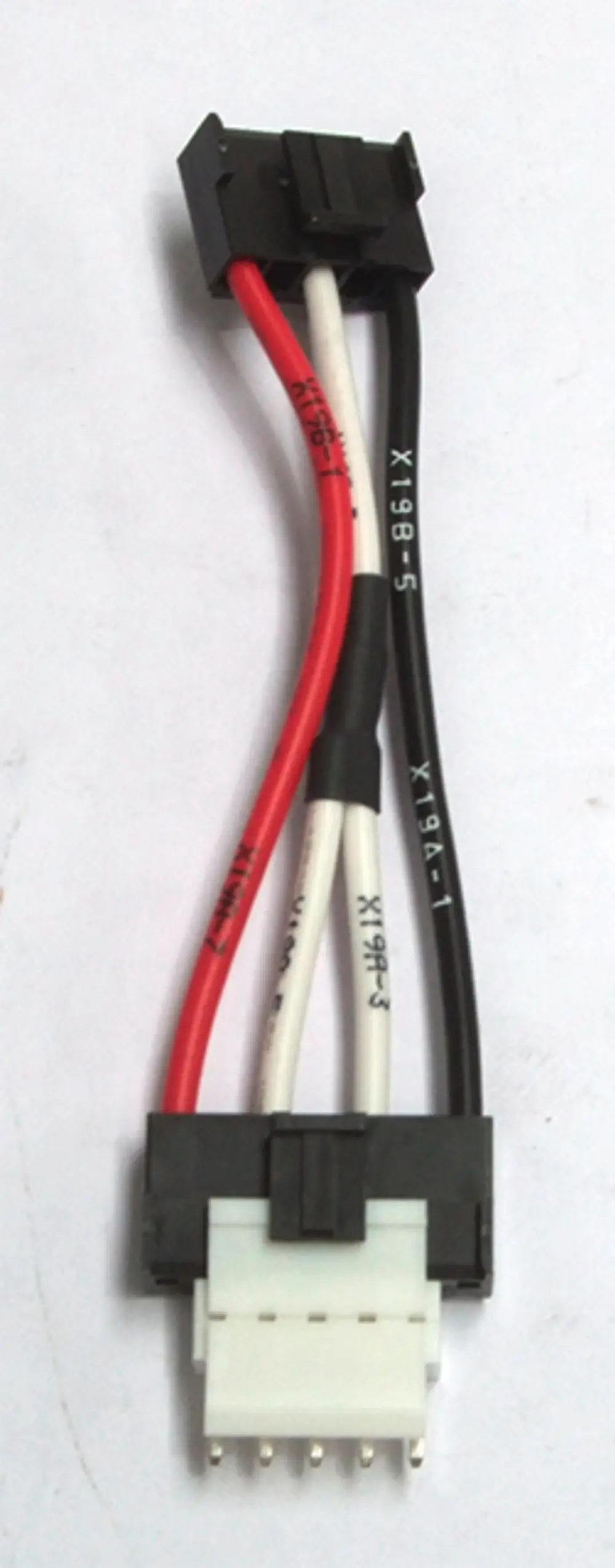 Kabel mit mehreren Anschlüssen in Schwarz, Rot und Weiß. Dient als Anpassungskabel für Daikin-Geräte. Verbindungselemente erscheinen in Netzstecker-Optik.